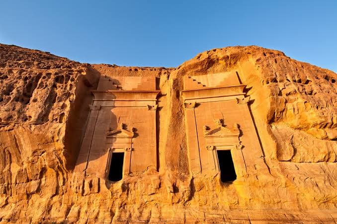 Al-Ula: Shuttle Bus Tour in Hegra, the iconic tour for groups