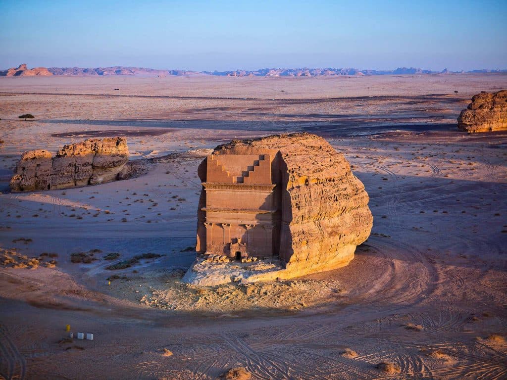 Al-Ula: Shuttle Bus Tour in Hegra, the iconic tour for groups